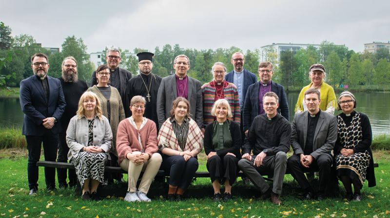 Representanter fra Nordkalotten kirkelige nettverk: Bak f.v: Juha Rauhala, Steinar Sneås Skauge, Taina Manninen, fungernede biskop Stig Lægdene, Heikki Harvola, biskop Jukka Keskitalo, biskop Åsa Nyström, Karl Yngve Bergkåsa, biskop Svein Valle, Titti Ådén.  Fremme f.v: Maria Henriksson, Anne Skoglund, Sara Keränen, Brita Bye, Ilari Konnunen, Pekka Mustakallio, Taina Manninen. Foto: Maija Hagberg.