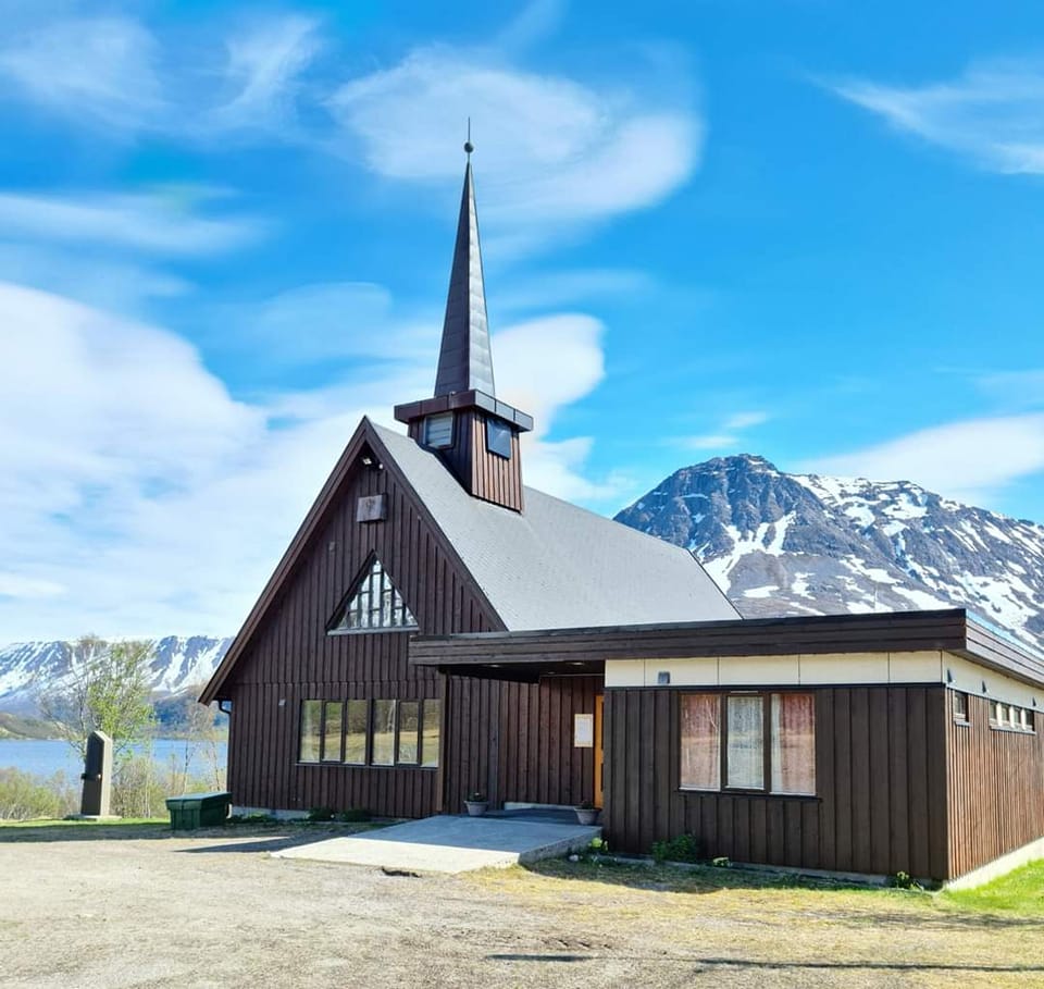 Langvassbukt kirke. Foto: Kvæfjord sokn