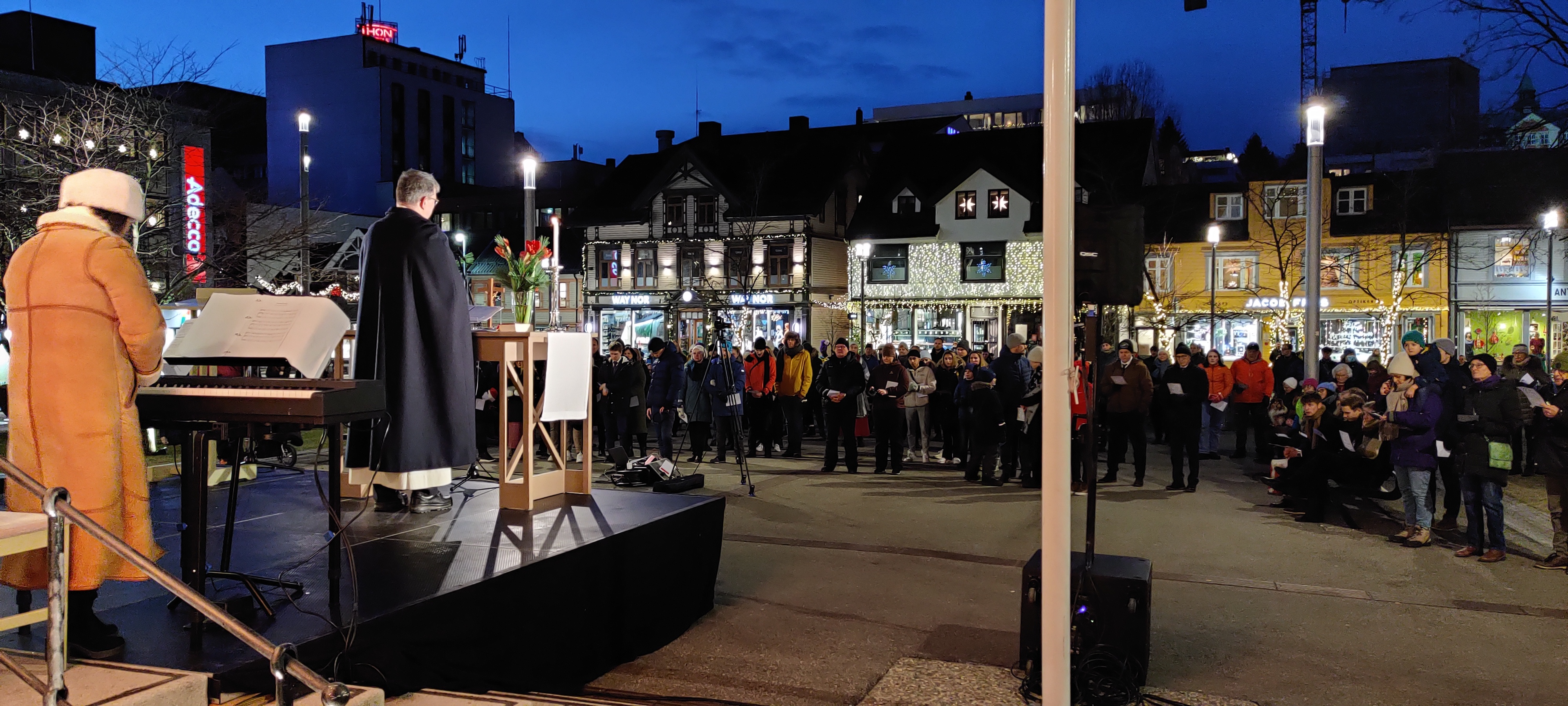 Bilde: Utegudstjeneste i Domkirkeparken i Tromsø på julaften 2020. Foto Steinar Sneås Skauge