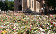 Blomsterhavet utenfor Oslo Domkirke vokste seg stort i dagene etter 22. juli 2011. Foto: Mats Lindh, CC, flickr