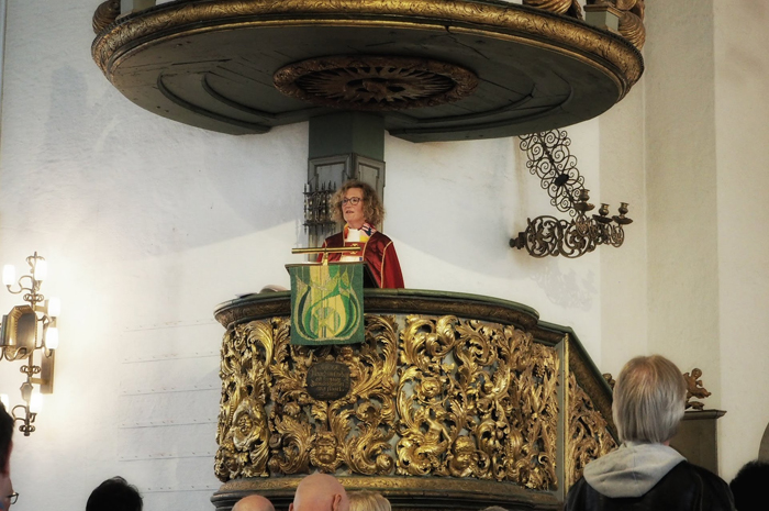 Biskop Kari Veiteberg holdt preken under Regnbuemessa i Oslo domkirke. Foto/tb