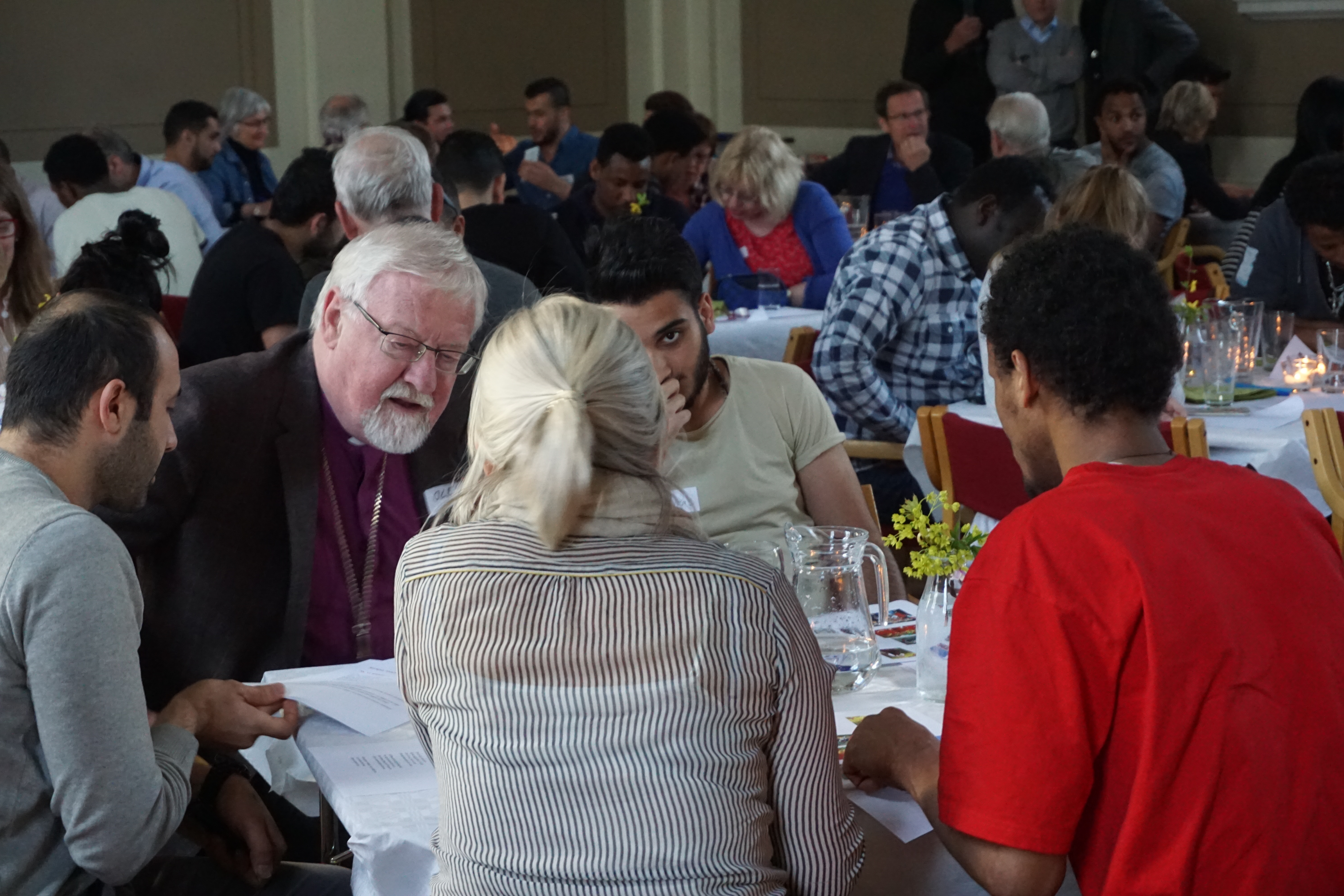 Biskopen bes&#248;ker Spr&#229;kkafe under visitas i Uranienborg menighet.