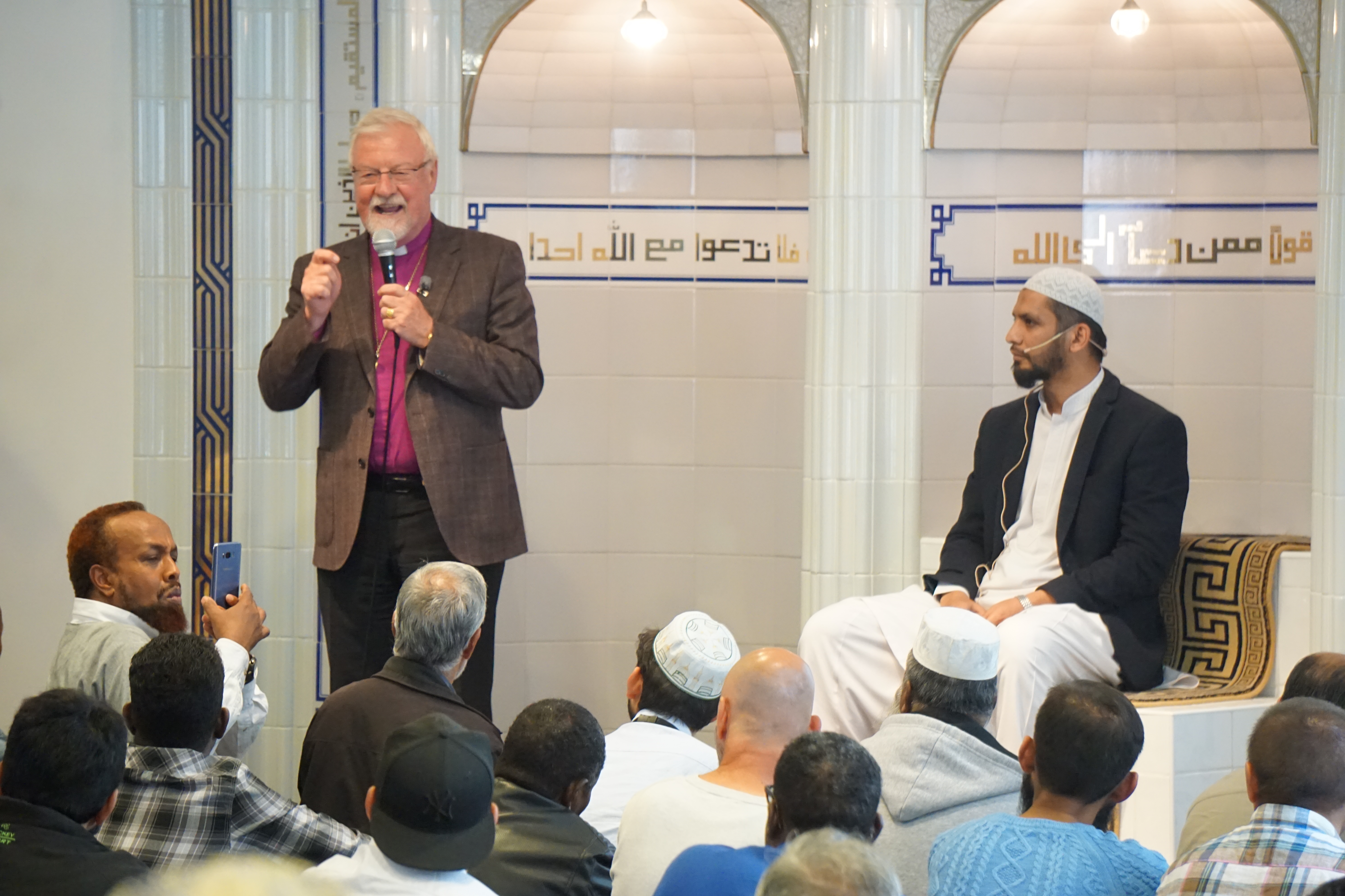 Biskop Kvarme takker muslimene i ICC for godt samarbeid under fredagsb&#248;nnen. Til h&#248;yre imam Farooq Hammid.