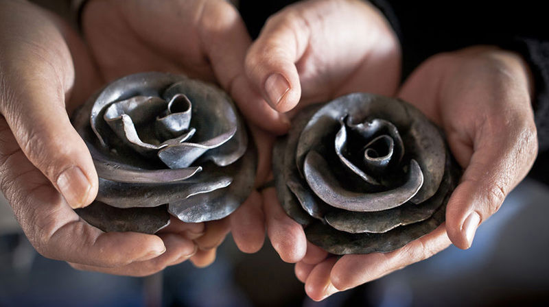 Noen av jernrosene som blir å finne ved Domkirken i Oslo. (Foto: http://jernrosen.no)