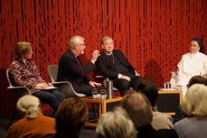 Samtale mellom katolikker og lutheranere om kristen tro på Litteraturhuset med utgangspunkt i Luther-jubileet.