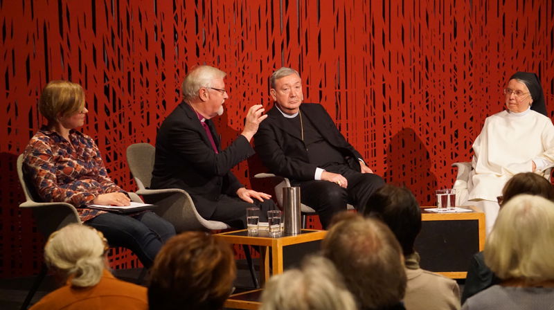 Samtale mellom katolikker og lutheranere om kristen tro på Litteraturhuset med utgangspunkt i Luther-jubileet.