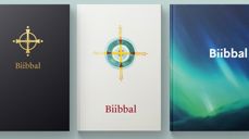 Den nye nordsamiske bibelen, Biibbal 2019, kommer i tre utgaver. Motivet på standardutgaven (i midten) er designet av Britta Marakatt-Labba.