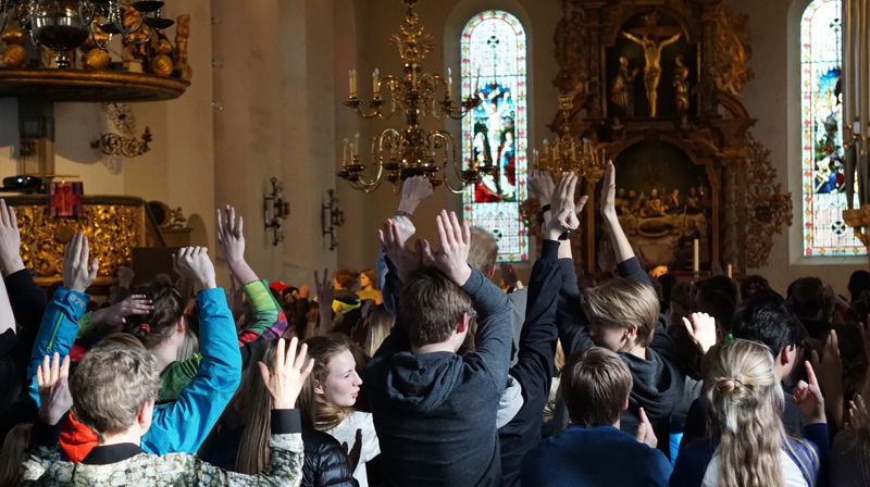 Glade konfirmanter fra Vestre Aker prosti fylte domkirken lørdag første april.