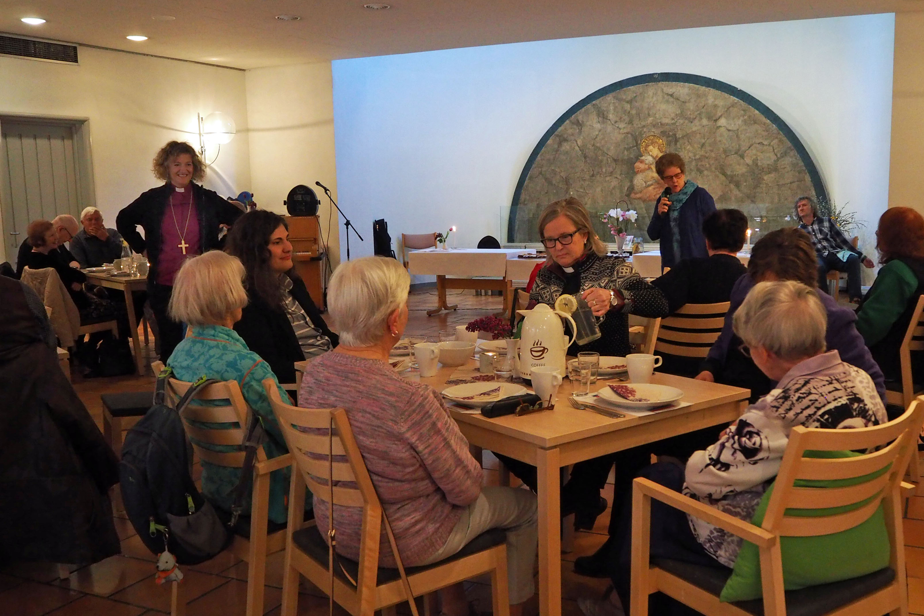 Biskop Kari Veiteberg er denne uken på visitas i Kampen og Vålerenga menigheter. Her på Gubbelagsmøte og Åpent hus. Sammen med sokneprest i Kampen, Marit Skjeggestad. 