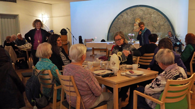 Biskop Kari Veiteberg er denne uken på visitas i Kampen og Vålerenga menigheter. Her på Gubbelagsmøte og Åpent hus. Sammen med sokneprest i Kampen, Marit Skjeggestad.