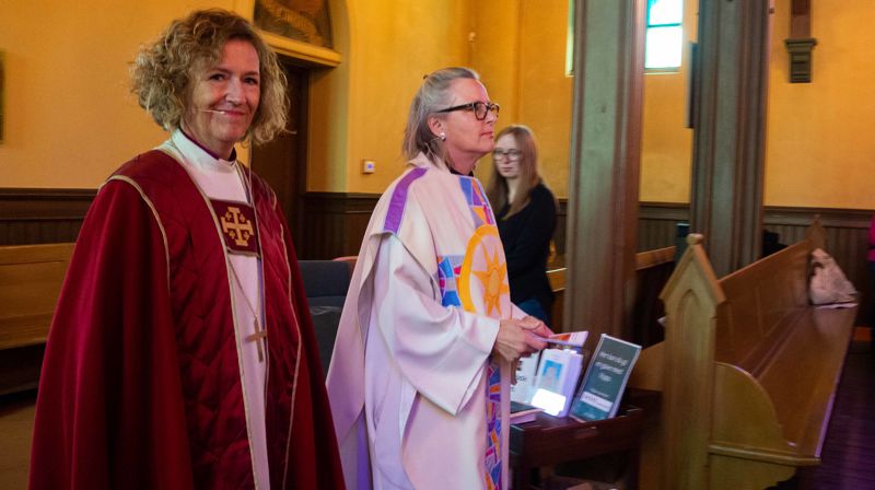 Biskop Kari Veiteberg og sokneprest Marit Skjeggestad.