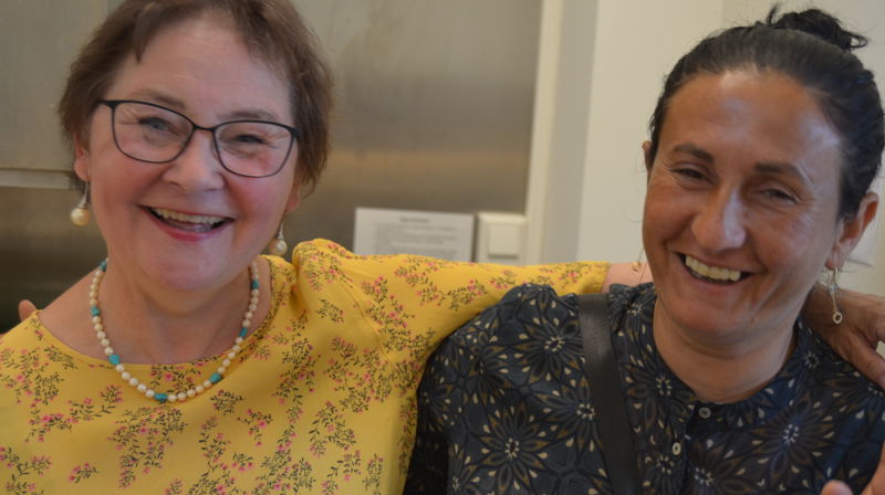 Heidi Vik og Ribana Miclescu fant hverandre igjen i Grønland kirke. Foto: Jorunn Strand Askeland