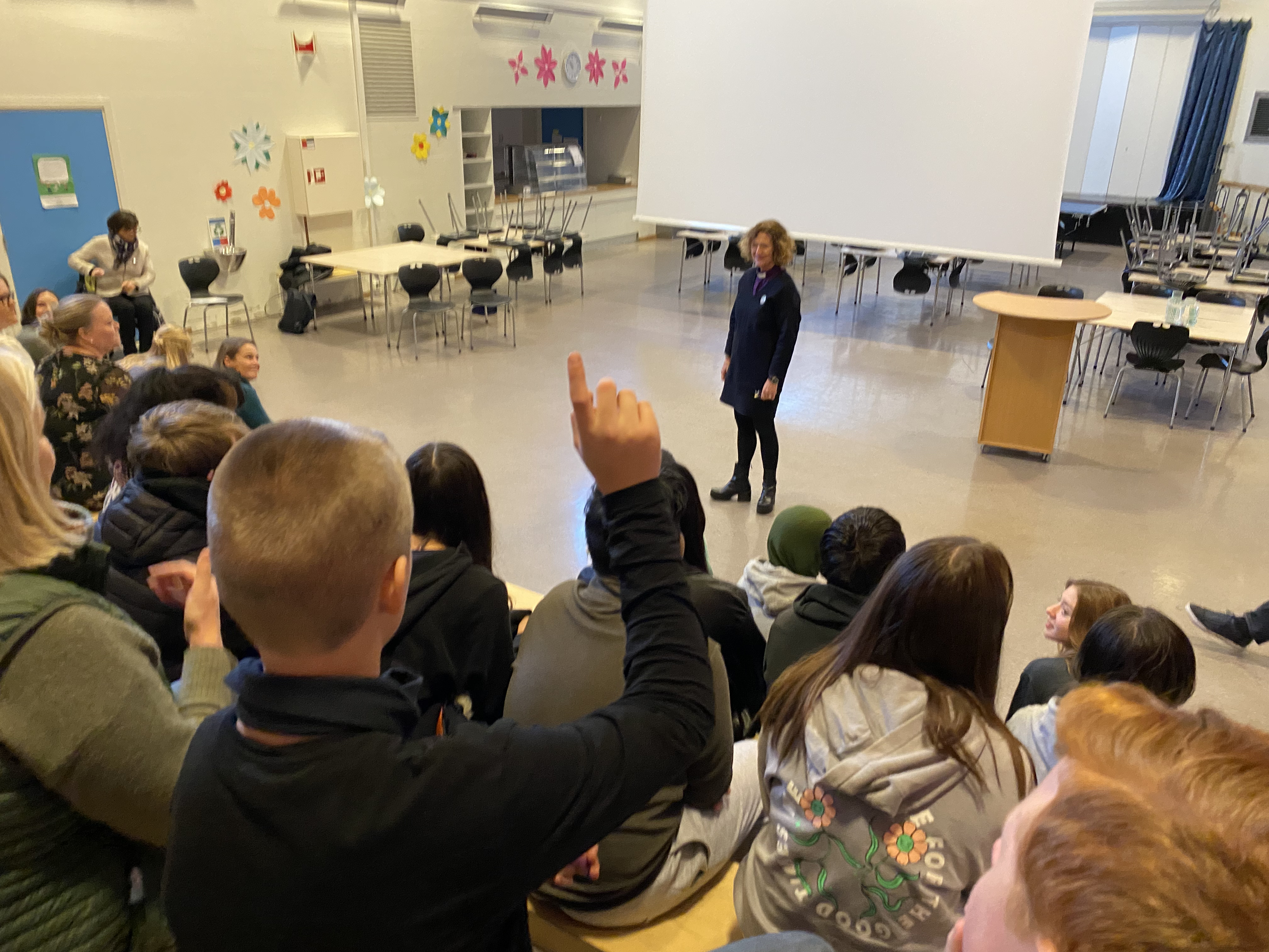 Elevene ved Eineåsen skole hadde mange spørsmål til biskopen. Foto: Johannes Ek Reindal