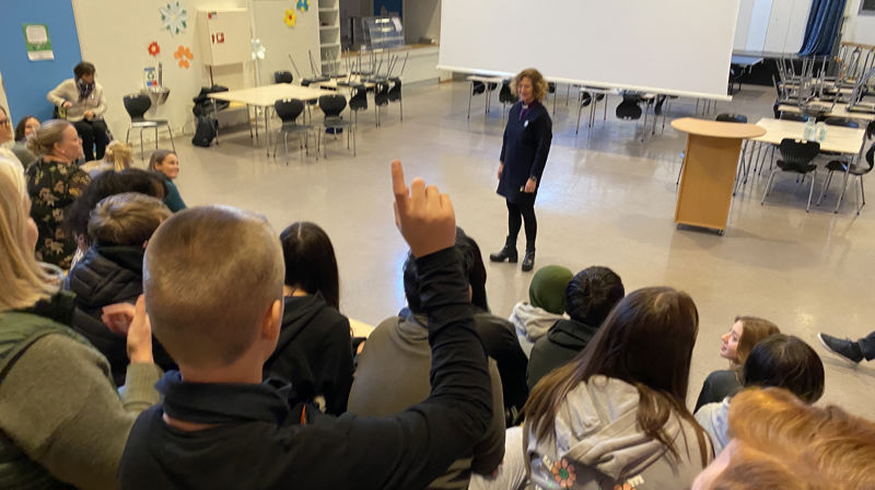 Elevene ved Eineåsen skole hadde mange spørsmål til biskopen. Foto: Johannes Ek Reindal