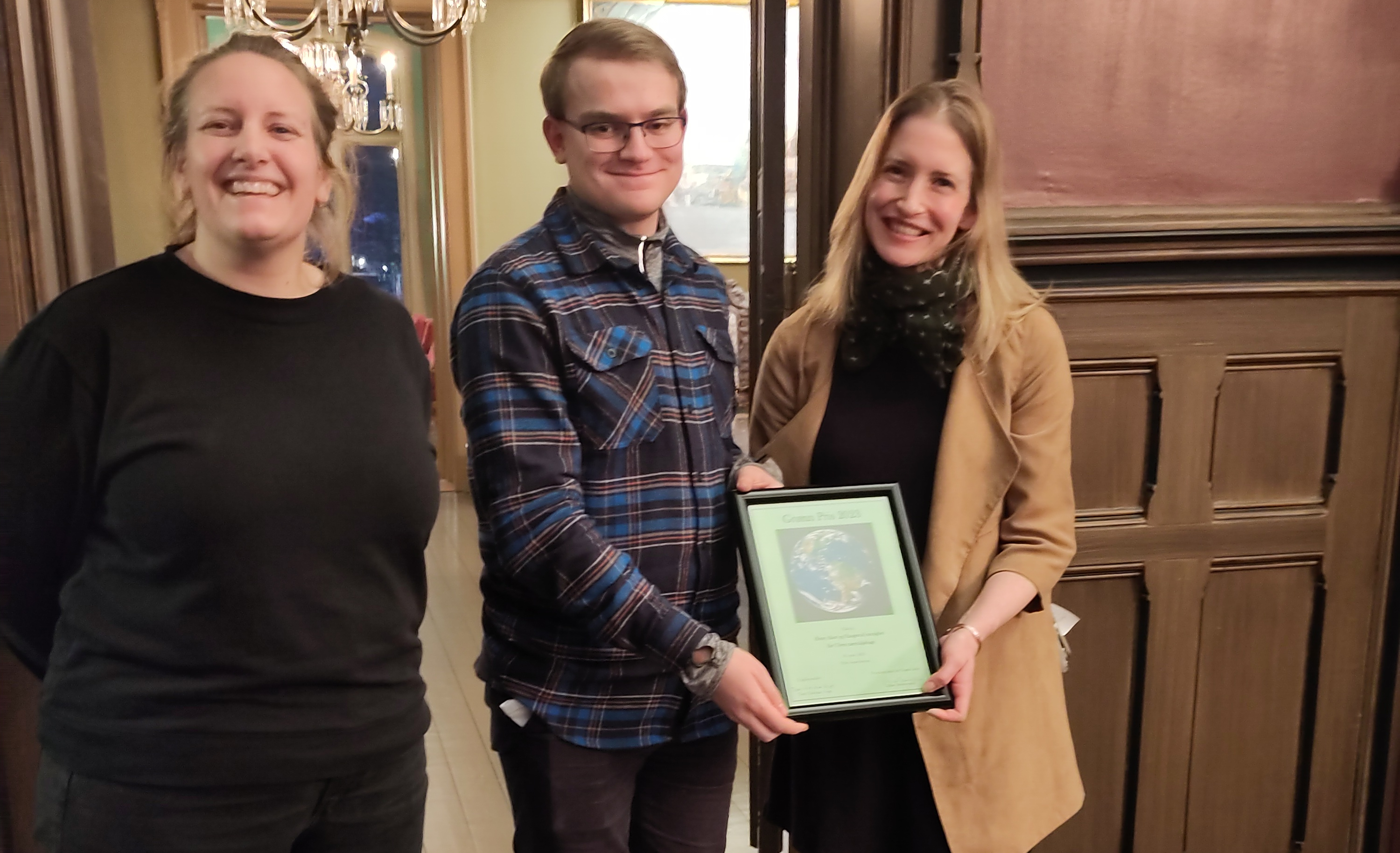 Marit Juven Gjærde, diakon Østre Aker og Haugerud menighet  Tom Christian Voigt, Ungdomsrådet Oslo bispedømme som deler ut diplomet  Jennifer Spoor, prosjektleder Ulvenhagen