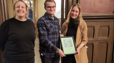 Marit Juven Gjærde, diakon Østre Aker og Haugerud menighet Tom Christian Voigt, Ungdomsrådet Oslo bispedømme som deler ut diplomet Jennifer Spoor, prosjektleder Ulvenhagen