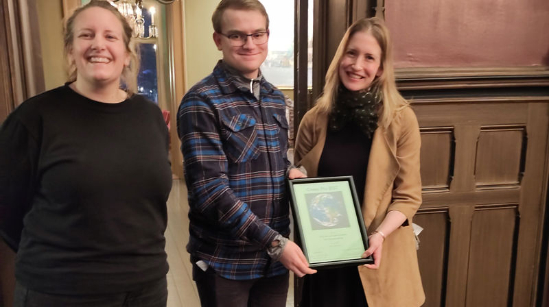 Marit Juven Gjærde, diakon Østre Aker og Haugerud menighet Tom Christian Voigt, Ungdomsrådet Oslo bispedømme som deler ut diplomet Jennifer Spoor, prosjektleder Ulvenhagen