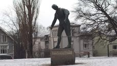 Statuen av Hans Nielsen Hauge utenfor Uranienborg kirke i Oslo. 