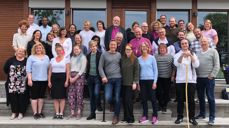 Her er studentene, biskopene og rådgiverne samlet på trappen på Granavolden gjestegiveri.