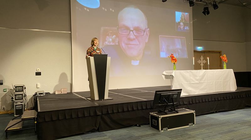 OPPSTART: Signe Myklebust, diakon i Fjell menighet, ledet seminaret i Oslo i går. Henrik Törnqvist og Christina Byström fra FBHO i Svenske kyrkan, var med på skjerm. Alle foto: Johannes Ek Reindal