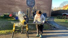 FRES: Ingeborg Sommer og Eva Klokkerud kapper takstoler til stallen. Foto: Johannes Ek Reindal