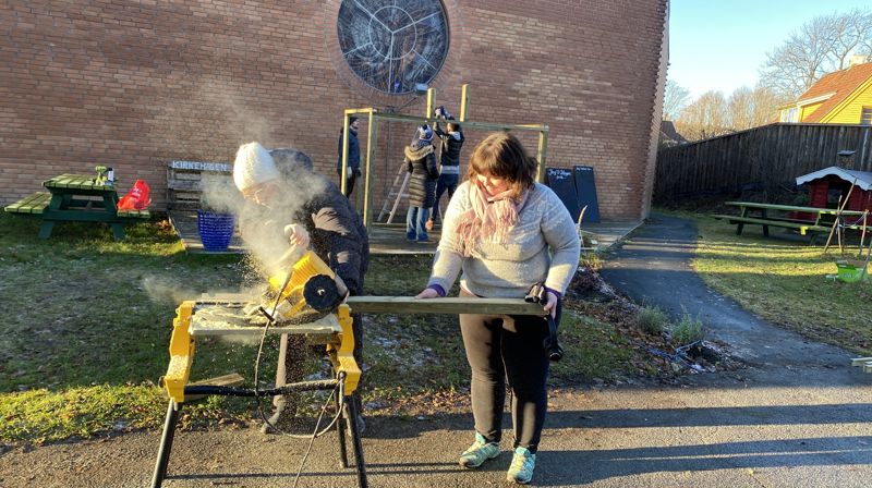 FRES: Ingeborg Sommer og Eva Klokkerud kapper takstoler til stallen. Foto: Johannes Ek Reindal