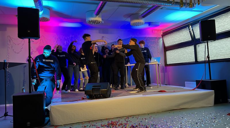 DJ Vetle og Antonio fra studiogruppa stod for musikken på åpn ingsfesten av Forandringshuset på Ellingsrud.