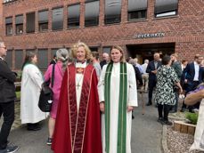 Biskop Kari Veiteberg og prost i Døvekirken, Linda Berntzen. 