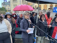 Domprost Anne May Grasaas holdt appell i regnet foran Stortinget.