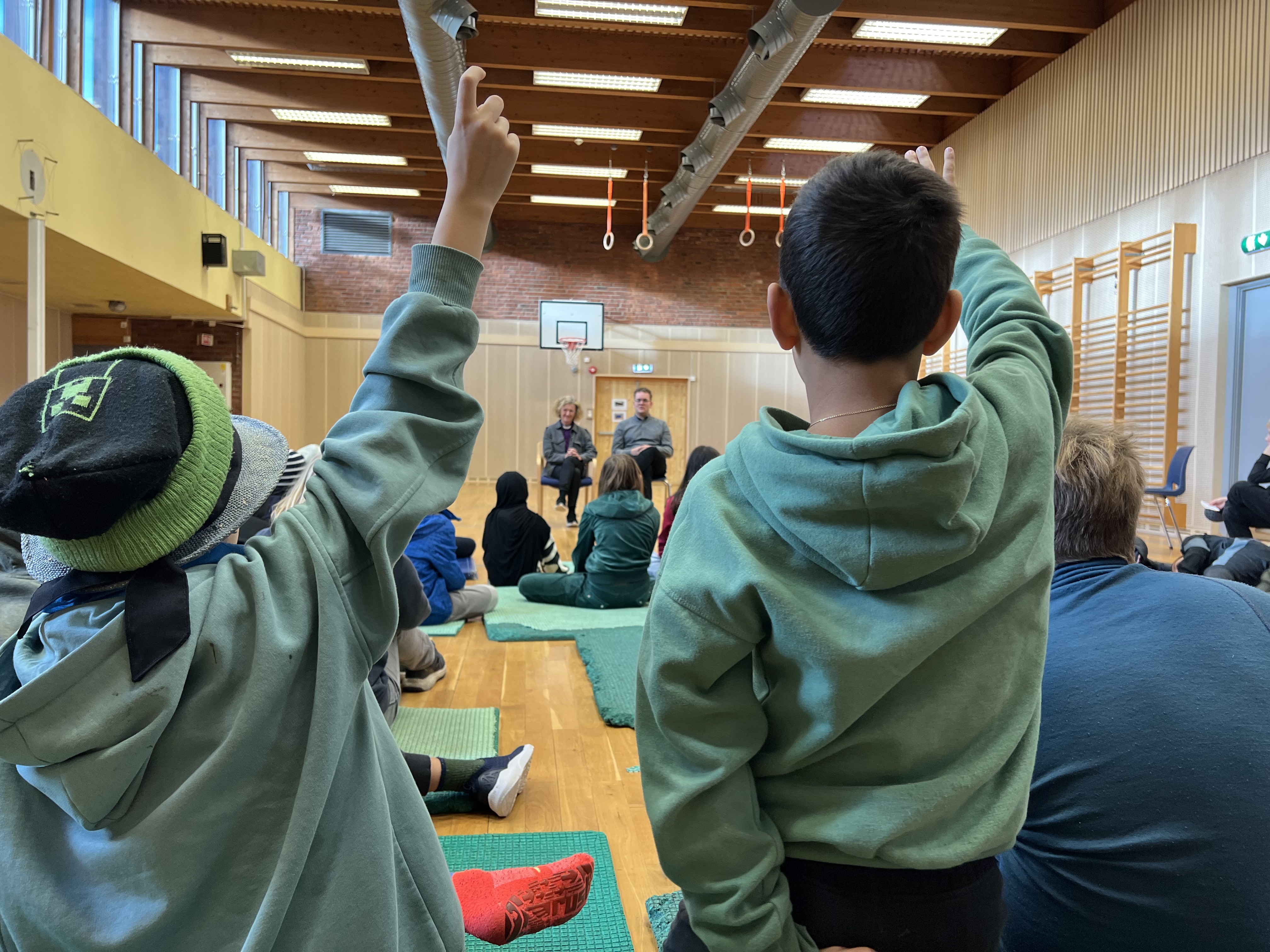 Elevene ved Rustad skole hadde mange spørsmål til biskopen. 