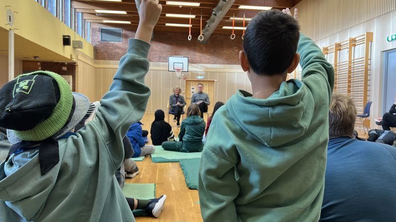 Elevene ved Rustad skole hadde mange spørsmål til biskopen.