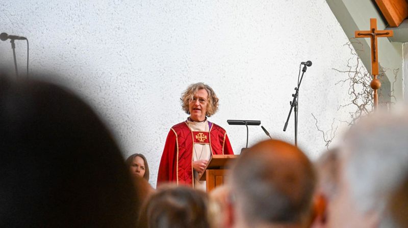 Biskop Kari Veiteberg på visitasgudstjenesten i Holmen kirke. Foto: Asker kirkelige fellesråd