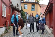 En del av bispedømmerådet i Oslo gikk en liten pilegrimsvandring fra Gamle Aker kirke til bispegården. Fra venstre: Gard Sandaker-Nielsen, bak Anne Anita Lillebø, Kristin Gunleiksrud Raaum, Arve Juritzen, biskop Kari Veiteberg, stiftsdirektør Ole Edvard Wold-Reitan, Kjersti Jåvold Landmark. Foto: Magnar Helgheim