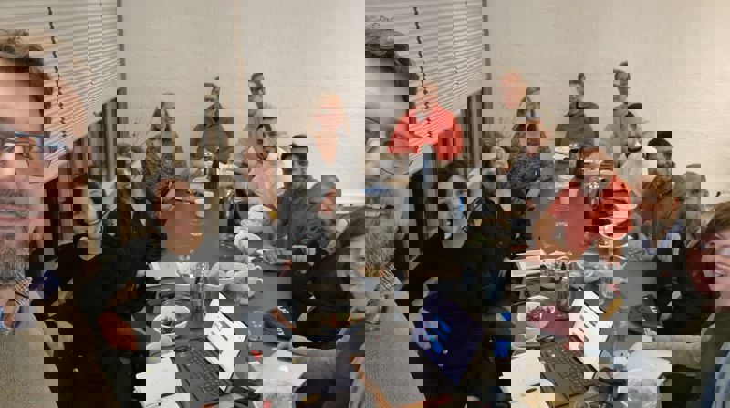 MØTE: Denne gjengen var forrige uke samlet til oppstartsmøte for livssynsåpent hus i Hovinbyen. Foto: Awais Mushtaq