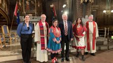 Samtale: I forbindelse med messen i Trefoldighetskirken, ble det holdt en samtale mellom Anne Lise Johnsen Swart og kommisjonsleder Dagfinn Høybråten. På bildet ser vi fra venstre - Laila Sofie Johnsen, biskop emeritus Pers Oskar Kjølaas, Anne Lise Johnsen Swart, Dagfinn Høybråten, Lilly Varsi og ledende prest i Trefoldighetskirken Pål Kristian Balstad.