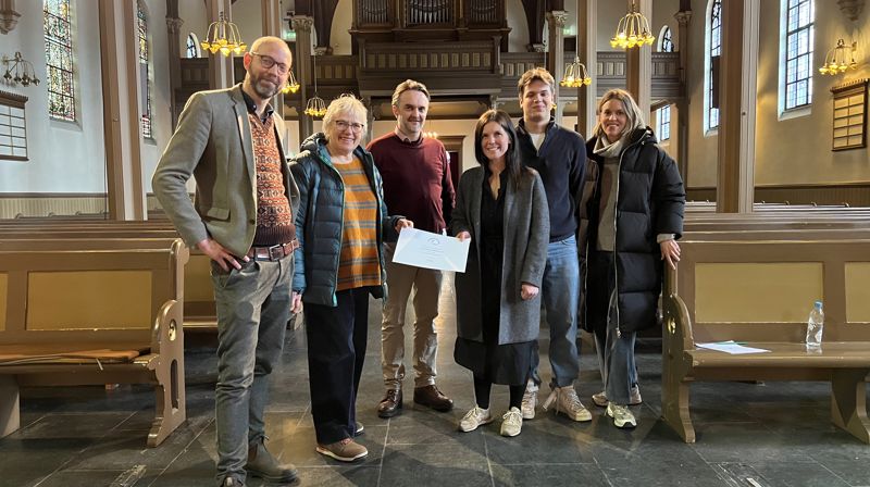 Fra venstre daglig leder i Paulus og Sofienberg menighet Anders Huuse Kartzow, leder av menighetsrådet Oddrun Remvik, nabolagsildsjel Stian Schjelderup, Linn Lunder fra Sparebankstiftelsen, Dino Juhas leder av ungdomsrådet i bydelen og Ulrika Stavgaard fra Sparebankstiftelsen. I hånda har Schjelderup det synlige beviste for støtten fra Sparebankstiftelsen. Foto: Johannes Ek Reindal