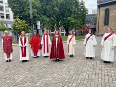 Etter gudstjenesten var det tid for bilder: fra venstre: Kari Anne Omberg Lier, Maren Andrea Aasulvsen, Marit Slagsvold, Dina Willemse; biskop Kari Veiteberg, Maria Næs, Anne May Aakvik Agerup, Marte Lovise Sie Skogstad