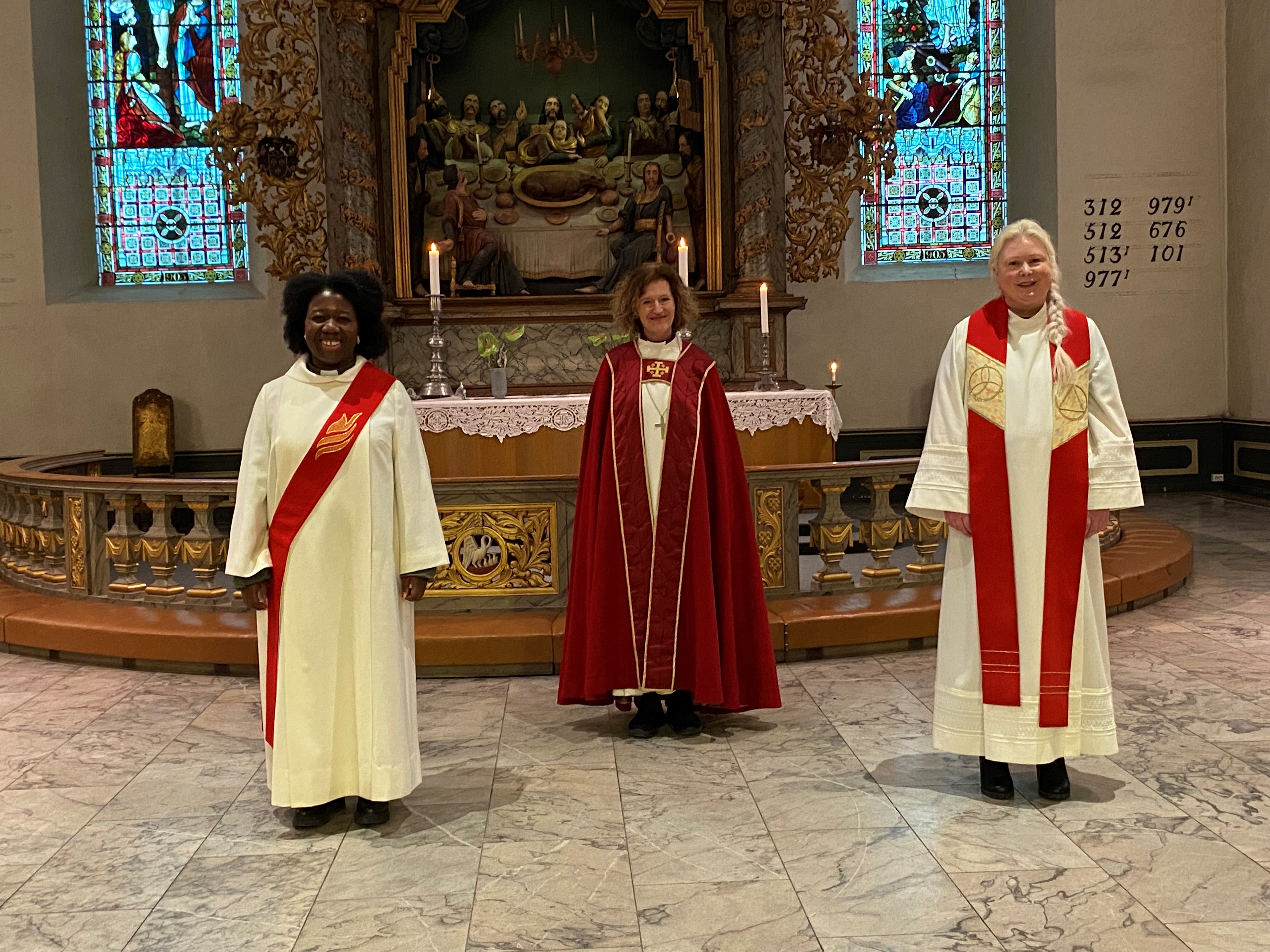 Maria Maimunatu Krogtoft Liholt, biskop Kari Veiteberg og  Ann-Cecilie Myhrvold Vika. Foto: Mette Kristin Brenna
