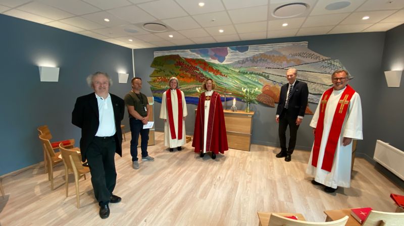 Smittevernsregler satte begrensinger på hvor mange som kunne bli med på vigslingen av det nye kapellet ved Bærum sykehus. Men gleden var ikke mindre av den grunn. Fra venstre: organist Wolfgang Plagge, Guiseppe Busa- en av de to som har laget de liturgiske møblene, sykehusprest Sunniva Johnsen Fisknes, biskop Kari Veiteberg, sykehusdirektør Jardar Hals og prost i Bærum Gunnar Næsheim.