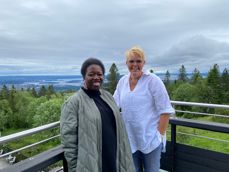 Maria Liholt og Guri Riksaasen opplever godt utbytte av dagene på Voksenåsen. Foto: Johannes Ek Reindal