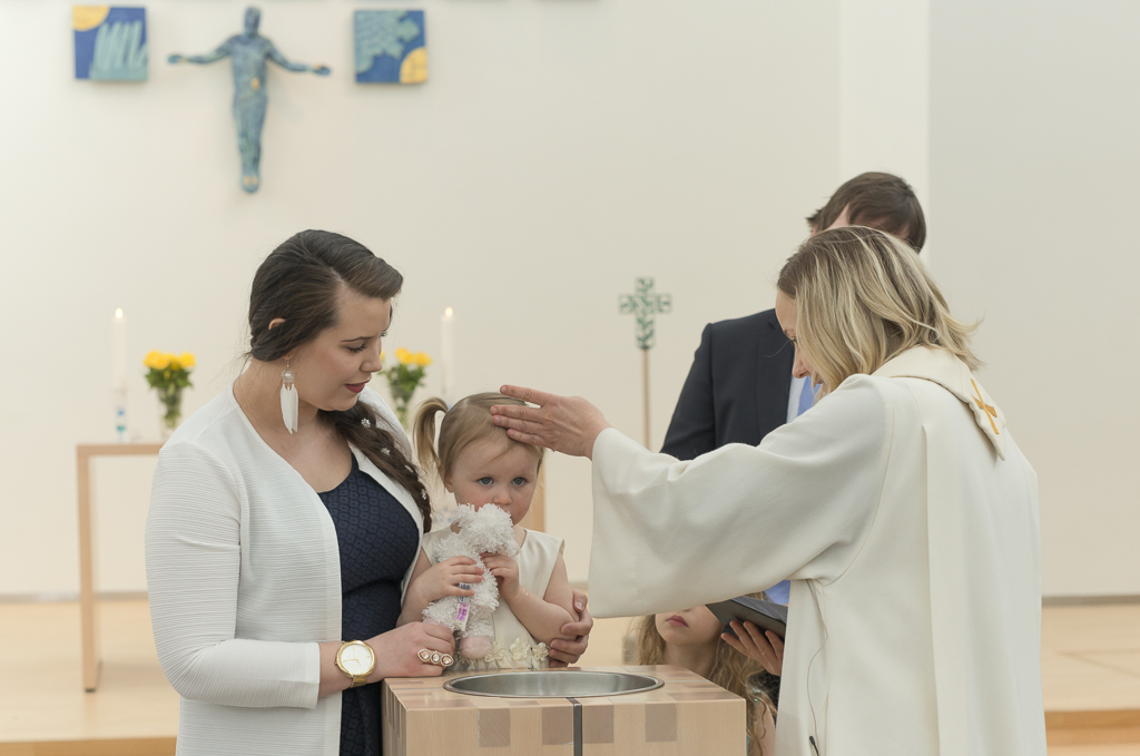 Adelia døpes av Maja L. Skålvold i Hunstad kirke, Bodø. Foto: Rita Jakobsen