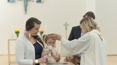 Adelia døpes av Maja L. Skålvold i Hunstad kirke, Bodø. Foto: Rita Jakobsen