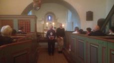 Nordlandsmuseets Oscar Berg og Petter Snekkestad viste stolt frem den nye boken om middelalderkirken i Gildeskål.