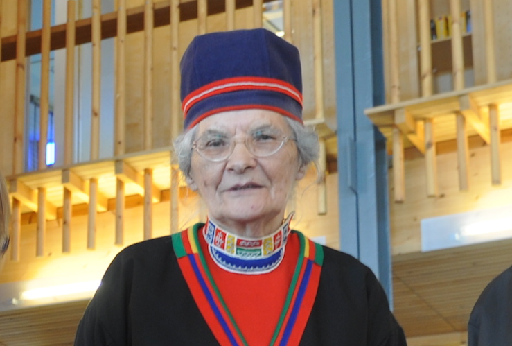 Inga Karlsen tildeles Kongens fortjenstmedalje. Foto: Sametinget