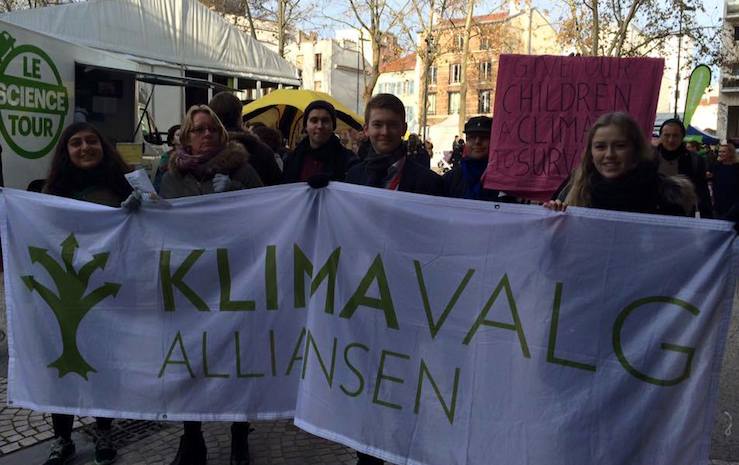 Delegasjon fra Klimavalgalliansen på plass i Paris. Victoria Tobiassen helt til høre på bildet. Foto: Privat