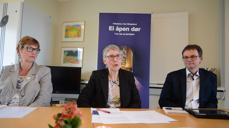 Kirkerådets Gerd Karin Røsæg, bispedømmerådsleder Marit Hermstad og stiftsdirektør Jan-Kjell Jonassen offentligjorde kandidatene til ny biskop i Sør-Hålogaland på en pressekonferanse 5. mai. Foto: Stian Høgland, Avisa Nordland