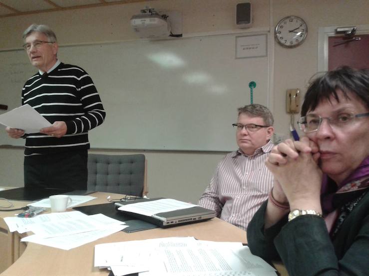 Fra venstre: Olavi Korhonen (oversetter), prosjektleder Mikael Winninge (Svenske bibelselskapet) og Britt Inger Sikku (leder av forprosjektet).