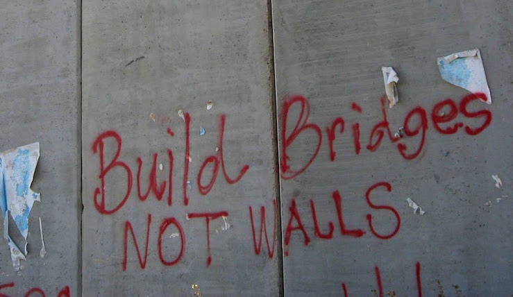 "Bygg fred, ikke murer" er mottoet til Kirkeuka for fred. Bilde: Kirkeuka for fred