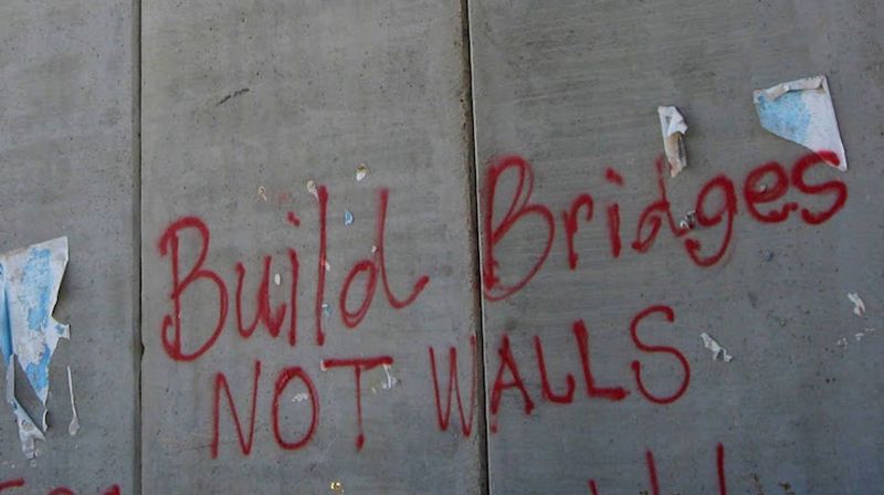 "Bygg fred, ikke murer" er mottoet til Kirkeuka for fred. Bilde: Kirkeuka for fred