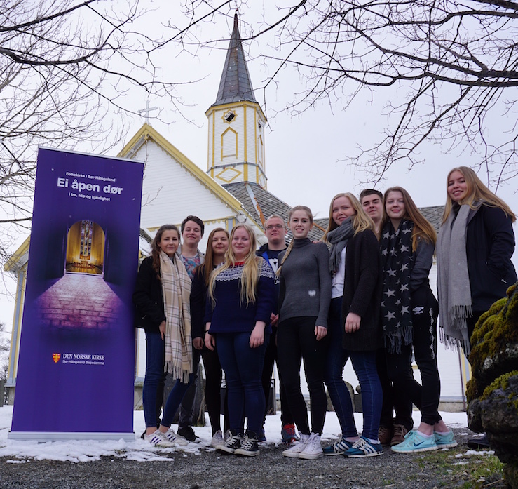 Det nyvalgte ungdomsrådet i Sør-Hålogaland bispedømme består av: Jenny Lovise Jensen (Saltstraumen menighet), Audun Arnsby (Rønvik menighet), Melinda Dorothea Eriksen (Buksnes menighet), Ingrid Olsen (Værøy menighet), Fredrik Eilertsen (Innstranden menighet), Victoria Tobiassen (Bodø domkirkes menighet), Randi Smeplass (Bodin menighet), Marius jakobsen (Skjerstad og Misvær menighet), Astrid Elise Johanne Sjøen (Buksnes menighet), Karoline Steinholt (Rønvik menighet). Foto: Bernt Aanonsen